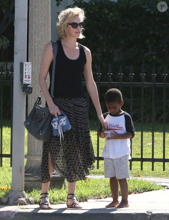 Charlize Theron emmène son fils Jackson chez un ami à Los Angeles, le 3 août 2015.