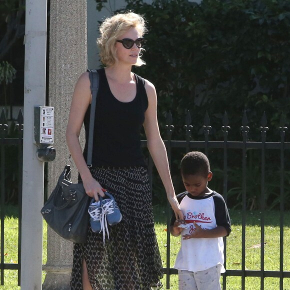Charlize Theron emmène son fils Jackson chez un ami à Los Angeles, le 3 août 2015.