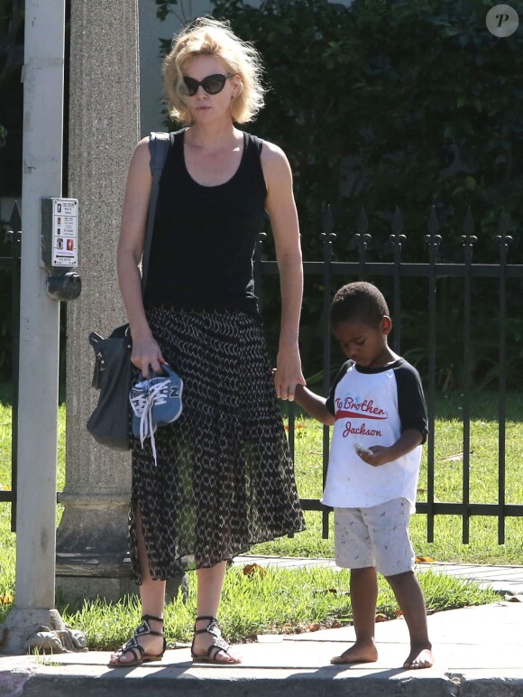 Charlize Theron emmène son fils Jackson chez un ami à Los Angeles, le 3 août 2015.
