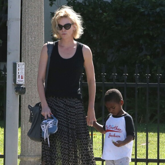 Charlize Theron emmène son fils Jackson chez un ami à Los Angeles, le 3 août 2015.