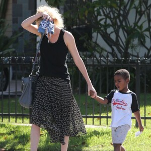 Charlize Theron emmène son fils Jackson chez un ami à Los Angeles, le 3 août 2015.