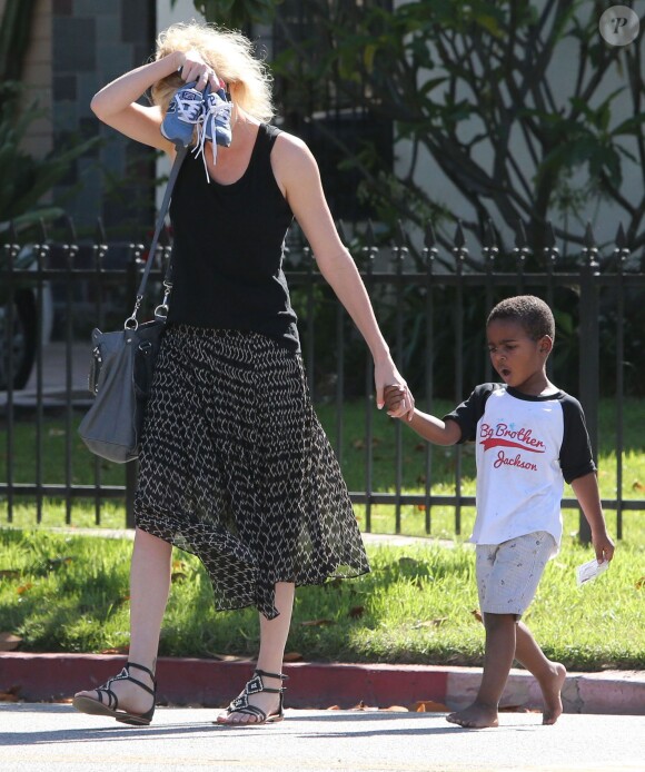 Charlize Theron emmène son fils Jackson chez un ami à Los Angeles, le 3 août 2015.