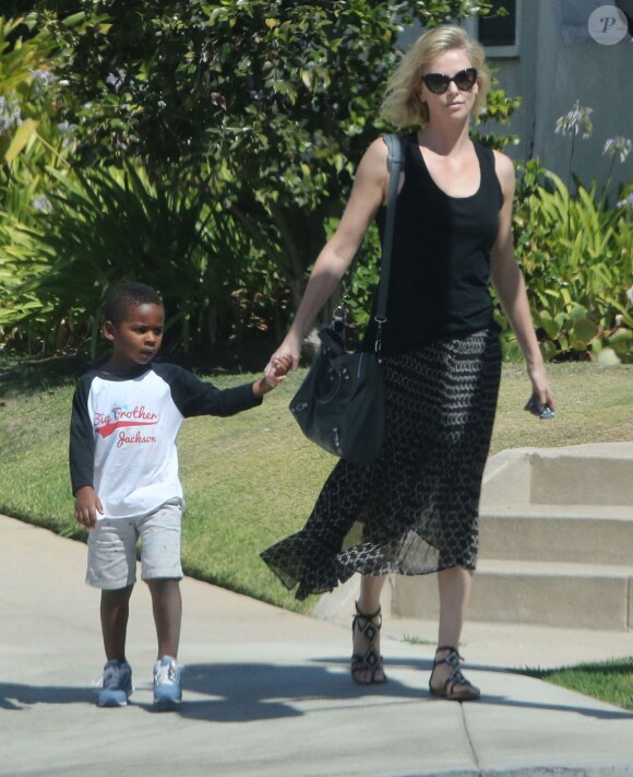 Charlize Theron emmène son fils Jackson chez un ami à Los Angeles, le 3 août 2015.