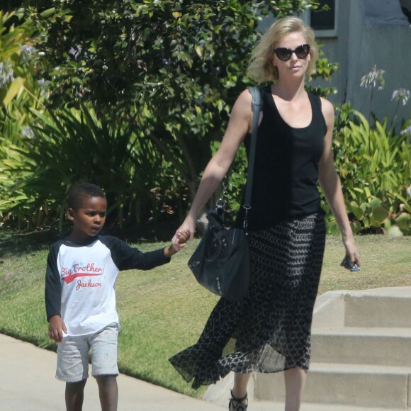 Charlize Theron emmène son fils Jackson chez un ami à Los Angeles, le 3 août 2015.