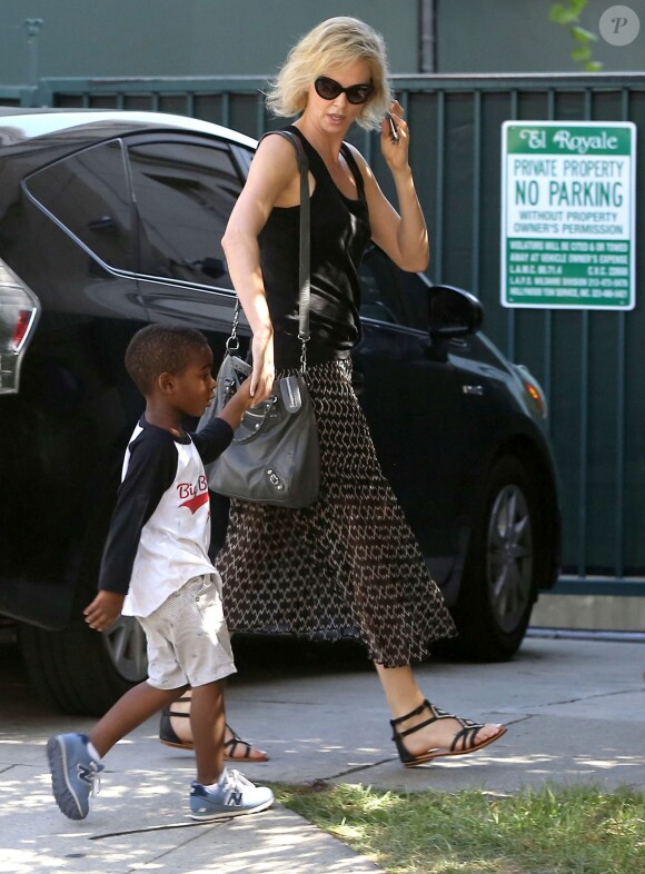 Charlize Theron emmène son fils Jackson chez un ami à Los Angeles, le 3 août 2015.