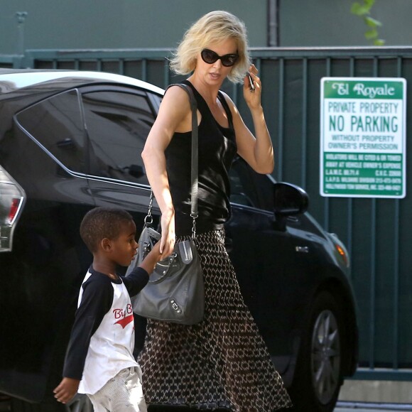 Charlize Theron emmène son fils Jackson chez un ami à Los Angeles, le 3 août 2015.