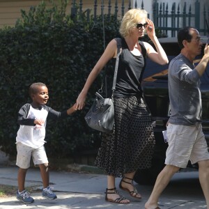 Charlize Theron emmène son fils Jackson chez un ami à Los Angeles, le 3 août 2015.