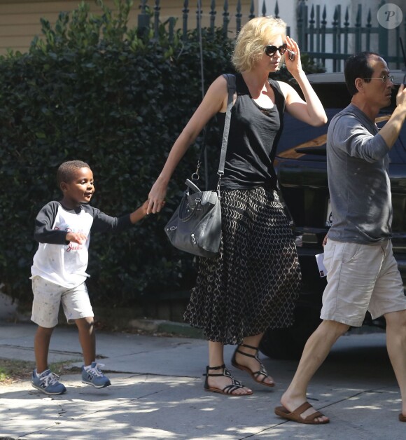 Charlize Theron emmène son fils Jackson chez un ami à Los Angeles, le 3 août 2015.