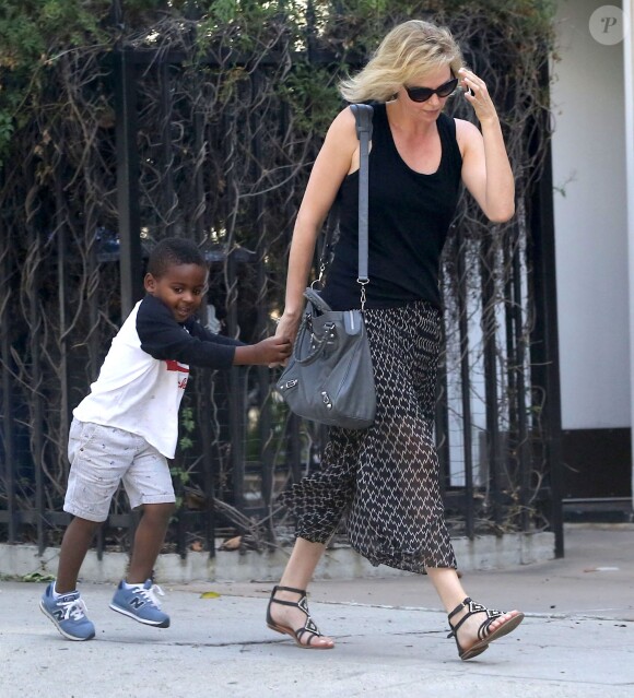 Charlize Theron emmène son fils Jackson chez un ami à Los Angeles, le 3 août 2015.