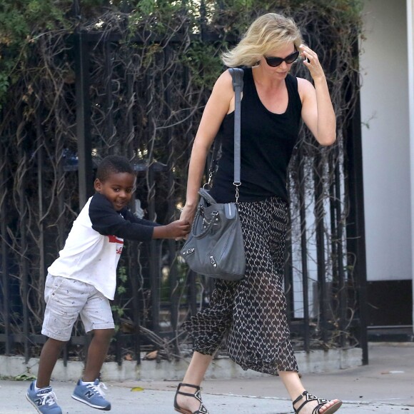 Charlize Theron emmène son fils Jackson chez un ami à Los Angeles, le 3 août 2015.