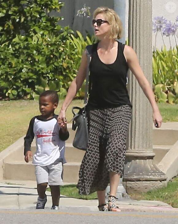 Charlize Theron emmène son fils Jackson chez un ami à Los Angeles, le 3 août 2015.