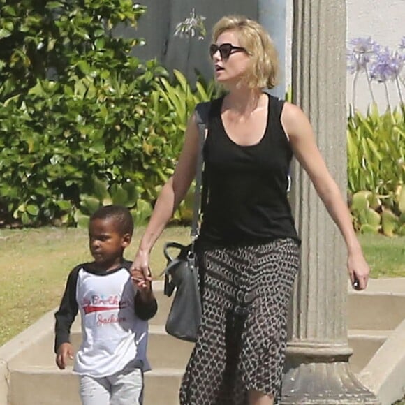 Charlize Theron emmène son fils Jackson chez un ami à Los Angeles, le 3 août 2015.