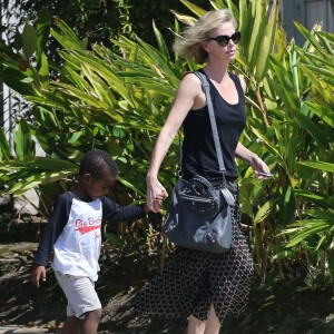 Charlize Theron emmène son fils Jackson chez un ami à Los Angeles, le 3 août 2015.