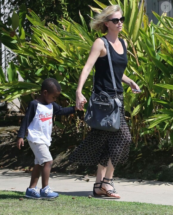 Charlize Theron emmène son fils Jackson chez un ami à Los Angeles, le 3 août 2015.