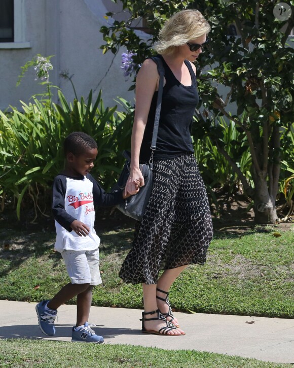Charlize Theron emmène son fils Jackson chez un ami à Los Angeles, le 3 août 2015.