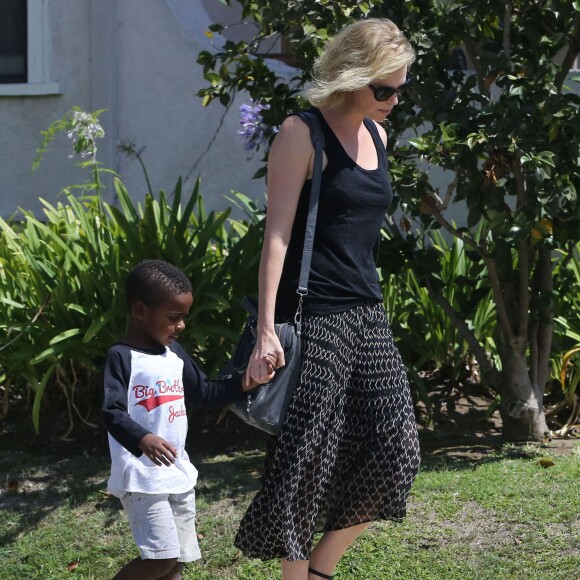Charlize Theron emmène son fils Jackson chez un ami à Los Angeles, le 3 août 2015.