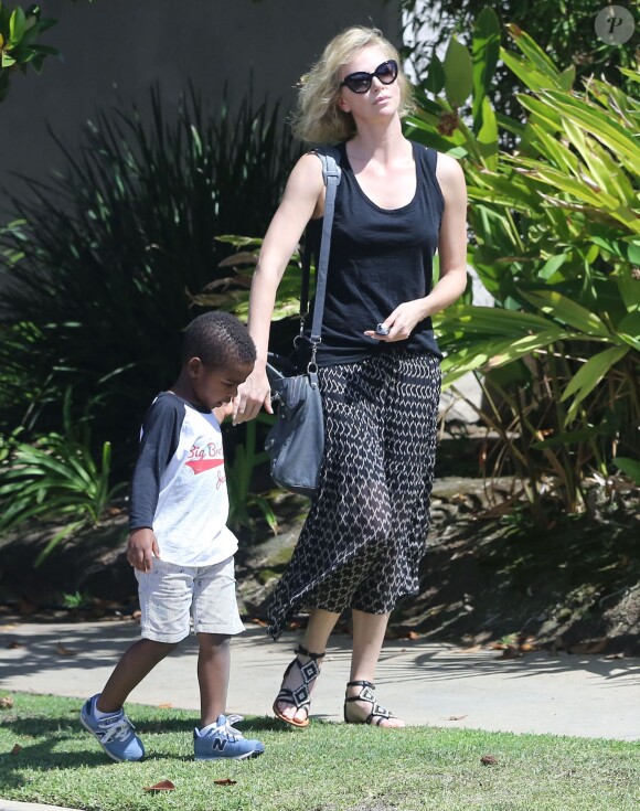 Charlize Theron emmène son fils Jackson chez un ami à Los Angeles, le 3 août 2015.