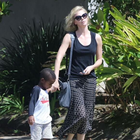 Charlize Theron emmène son fils Jackson chez un ami à Los Angeles, le 3 août 2015.