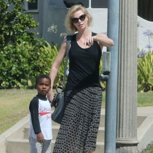 Charlize Theron emmène son fils Jackson chez un ami à Los Angeles, le 3 août 2015.