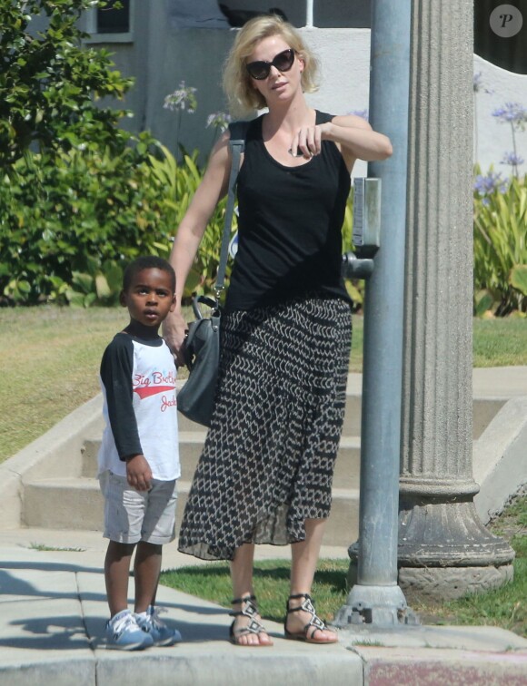 Charlize Theron emmène son fils Jackson chez un ami à Los Angeles, le 3 août 2015.