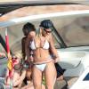 Rita Ora passe une journée entre amis sur un bateau à Formentera, le 3 aout 2015