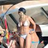 Rita Ora passe une journée entre amis sur un bateau à Formentera, le 3 aout 2015 