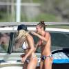 Rita Ora passe une journée entre amis sur un bateau à Formentera, le 3 aout 2015 