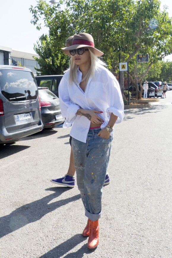 Rita Ora arrive à l'aéroport de Ibiza en Espagne, le 1er aout 2015 