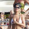 Rita Ora passe une journée entre amis sur un bateau à Formentera, le 3 aout 2015