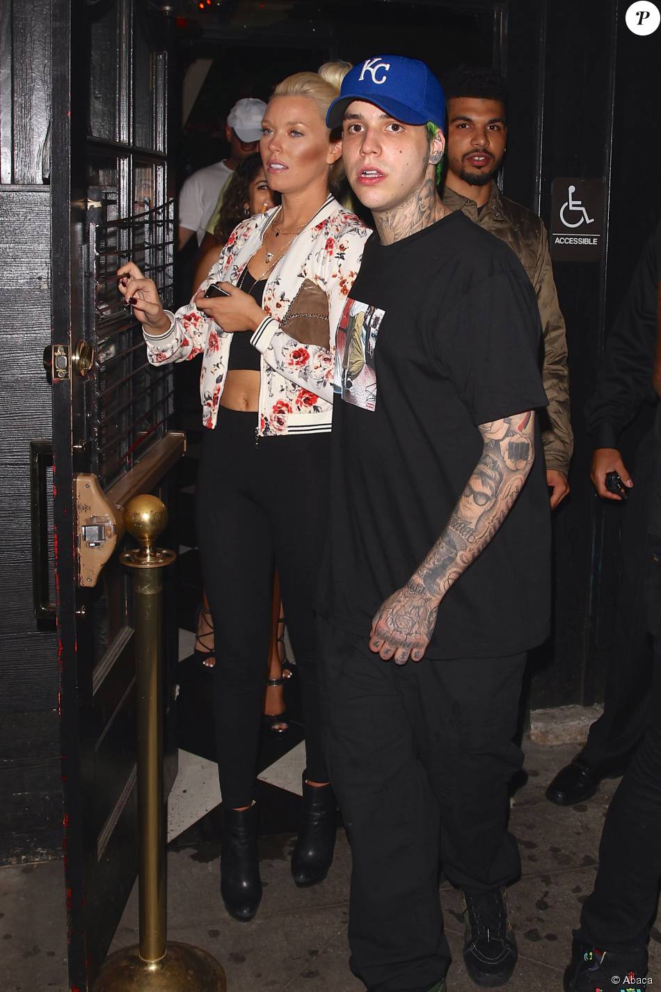 Ricky Hilfiger à la sortie du Hooray Henry's avec une mystérieuse