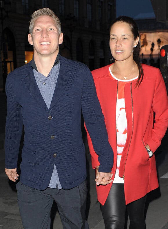 Bastian Schweinsteiger et sa petite amie Ana Ivanovic se promènent en amoureux dans les rues de Paris, le 1er juin 2015, en marge de la participation de la tenniswoman au tournoi de Roland-Garros.