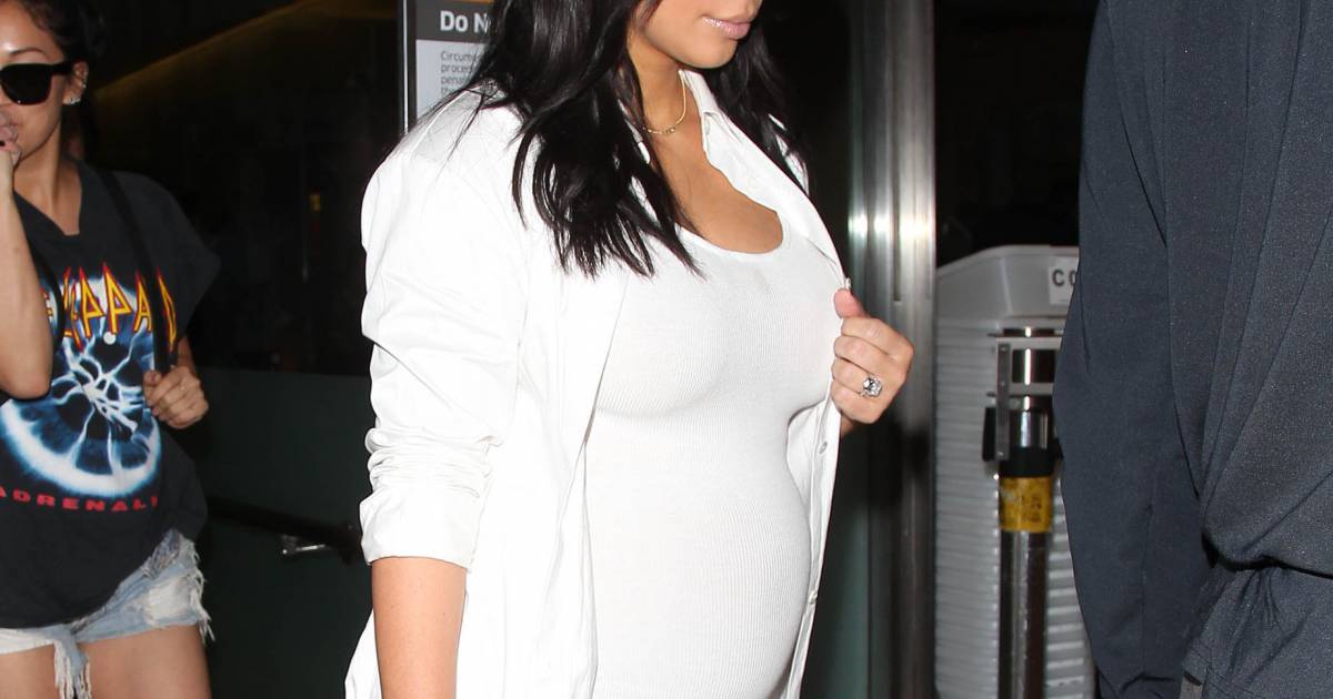 Kim Kardashian enceinte arrive à l'aéroport de Los Angeles ...