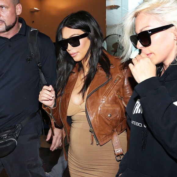 Kim Kardashian enceinte prend un vol à l'aéroport de Los Angeles, le 3 août 2015.