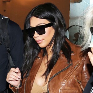 Kim Kardashian enceinte prend un vol à l'aéroport de Los Angeles, le 3 août 2015.