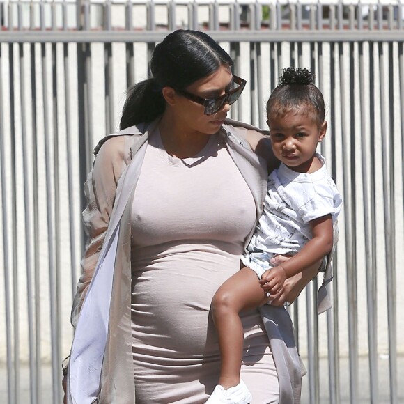 Kim Kardashian enceinte, sa fille North, sa soeur Kourtney Kardashian et ses enfants Mason, Penelope et Reign se rendent à une fête d'anniversaire à Woodland Hills, le 2 août 2015.