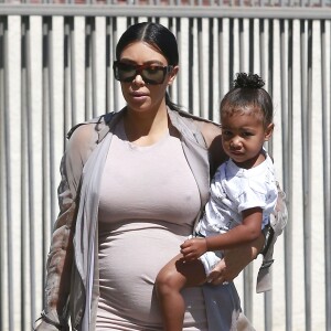 Kim Kardashian enceinte, sa fille North, sa soeur Kourtney Kardashian et ses enfants Mason, Penelope et Reign se rendent à une fête d'anniversaire à Woodland Hills, le 2 août 2015.