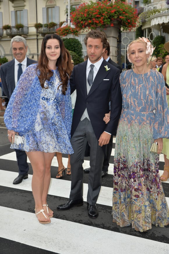 Lana Del Rey, son compagnon Francesco Carrozzini et Franca Sozzani (mère de Francesco Carrozzini) - Sorties des invités de l'hôtel Borromeo à Stresa pour se rendre au mariage religieux de Pierre Casiraghi et Beatrice Borromeo sur les Iles Borromées, sur le Lac Majeur, le 1er août 2015.