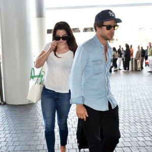 Lana Del Rey et son compagnon Francesco Carrozzini prennent un avion à Los Angeles le 30 juillet 2015.
