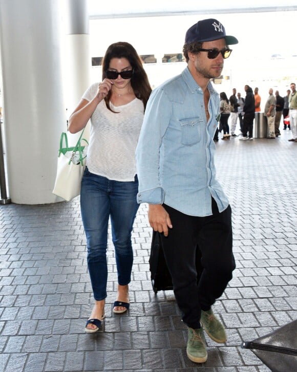 Lana Del Rey et son compagnon Francesco Carrozzini prennent un avion à Los Angeles le 30 juillet 2015.