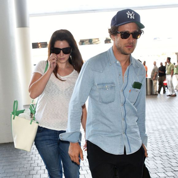 Lana Del Rey et son compagnon Francesco Carrozzini prennent un avion à Los Angeles le 30 juillet 2015.