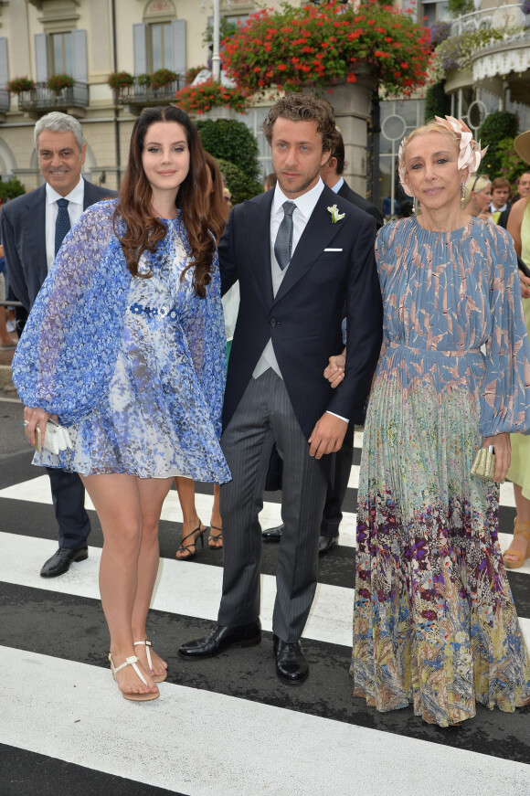 Lana Del Rey, son compagnon Francesco Carrozzini et Franca Sozzani (mère de Francesco Carrozzini) - Sorties des invités de l'hôtel Borromeo à Stresa pour se rendre au mariage religieux de Pierre Casiraghi et Beatrice Borromeo sur les Iles Borromées, sur le Lac Majeur, le 1er août 2015.
