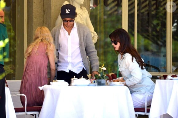 Lana Del Rey déjeune avec son compagnon Francesco Carrozzini et la mère de celui-ci Franca Sozzani à Stresa, Italie, le 2 aout 2015