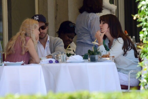 Lana Del Rey déjeune avec son compagnon Francesco Carrozzini et la mère de celui-ci Franca Sozzani à Stresa, Italie, le 2 aout 2015