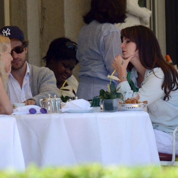 Lana Del Rey déjeune avec son compagnon Francesco Carrozzini et la mère de celui-ci Franca Sozzani à Stresa, Italie, le 2 aout 2015