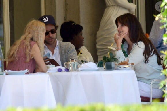 Lana Del Rey déjeune avec son compagnon Francesco Carrozzini et la mère de celui-ci Franca Sozzani à Stresa, Italie, le 2 aout 2015