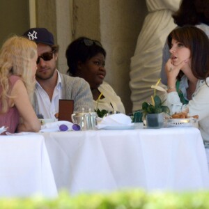 Lana Del Rey déjeune avec son compagnon Francesco Carrozzini et la mère de celui-ci Franca Sozzani à Stresa, Italie, le 2 aout 2015