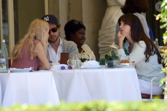 Lana Del Rey déjeune avec son compagnon Francesco Carrozzini et la mère de celui-ci Franca Sozzani à Stresa, Italie, le 2 aout 2015