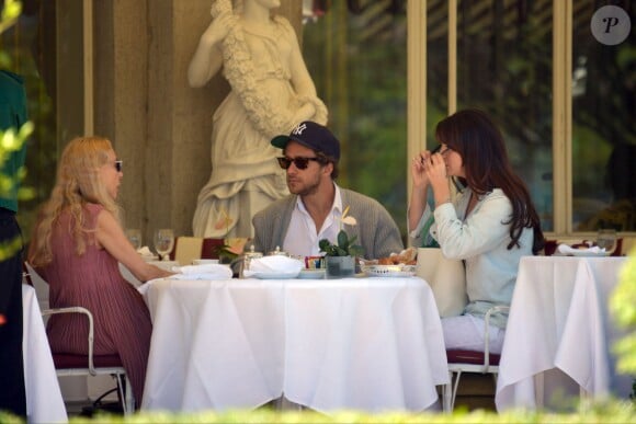 Lana Del Rey déjeune avec son compagnon Francesco Carrozzini et la mère de celui-ci Franca Sozzani à Stresa, Italie, le 2 aout 2015