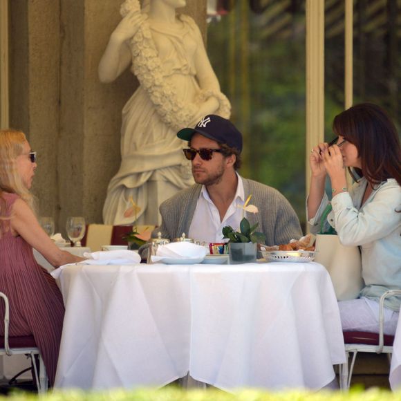 Lana Del Rey déjeune avec son compagnon Francesco Carrozzini et la mère de celui-ci Franca Sozzani à Stresa, Italie, le 2 aout 2015