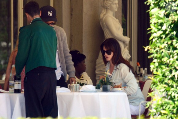 Lana Del Rey déjeune avec son compagnon Francesco Carrozzini et la mère de celui-ci Franca Sozzani à Stresa, Italie, le 2 aout 2015